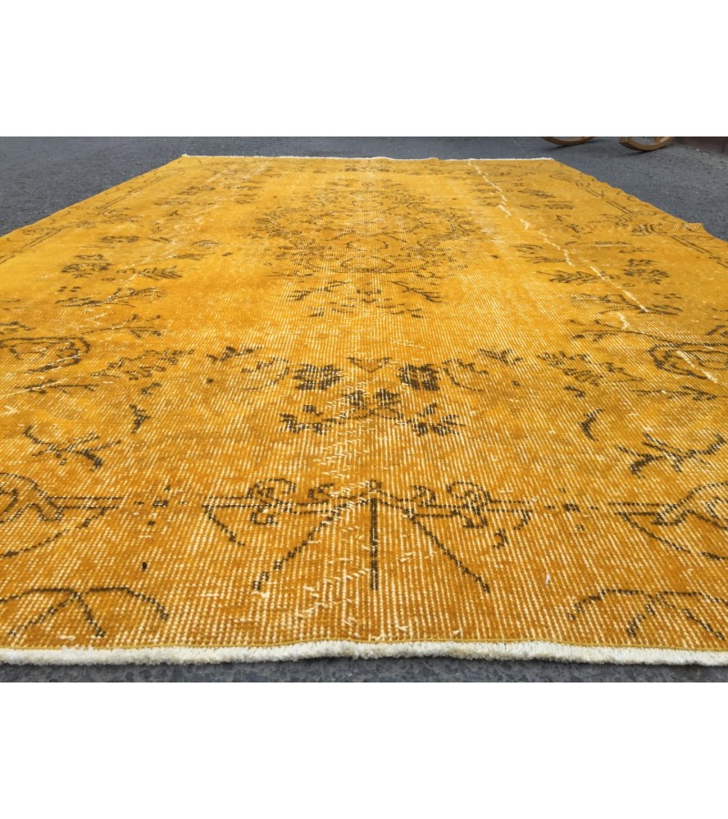 5x9 retro bedroom rug , dining room rug, 5'5 X 9' yellow brown rug