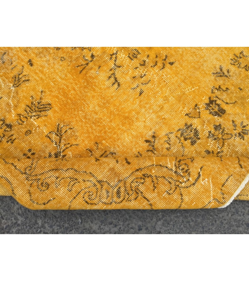 5x9 retro bedroom rug , dining room rug, 5'5 X 9' yellow brown rug