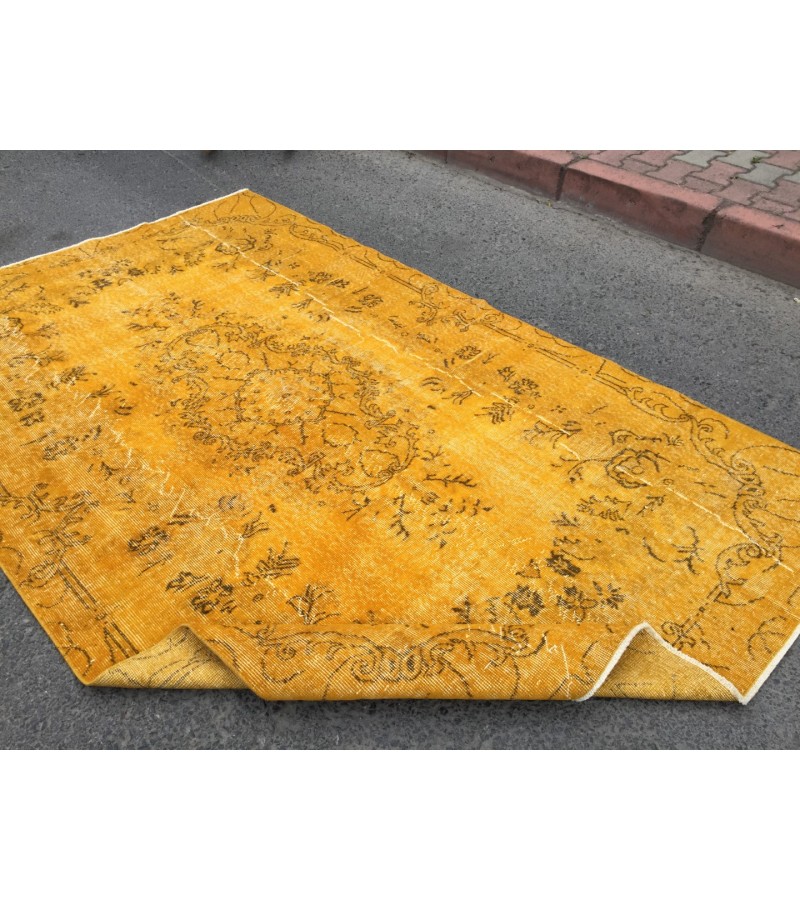 5x9 retro bedroom rug , dining room rug, 5'5 X 9' yellow brown rug