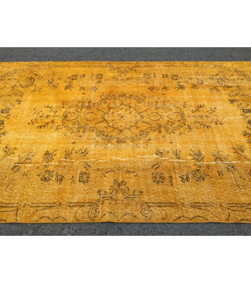 5x9 retro bedroom rug , dining room rug, 5'5 X 9' yellow brown rug