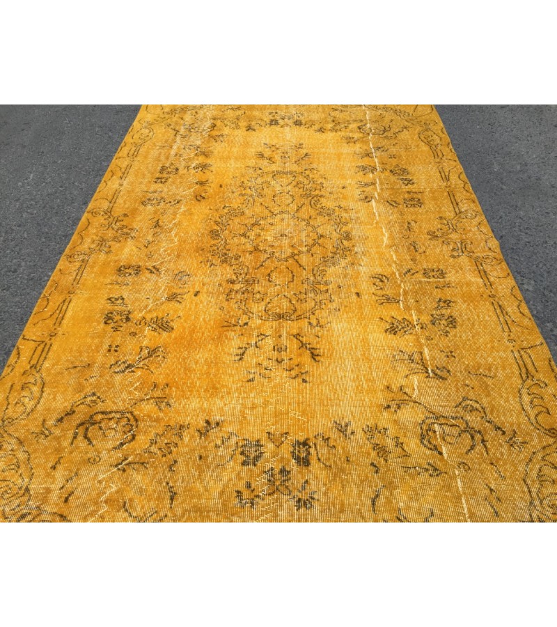 5x9 retro bedroom rug , dining room rug, 5'5 X 9' yellow brown rug