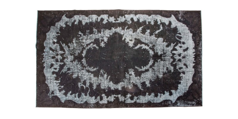 5X9 Feet . Black Color Carving  Pattern Rug ,  Very Custom Made Rug , No Repeair PErfect Condtion