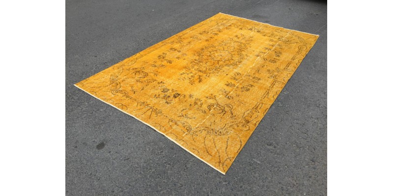 5x9 retro bedroom rug , dining room rug, 5'5 X 9' yellow brown rug