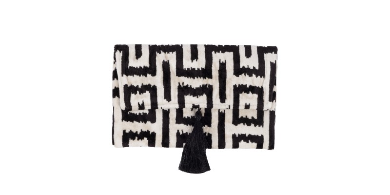 Handcrafted velvet bags that blend color, texture, and timeless elegance. Each piece is made to stand out — as unique as you are.