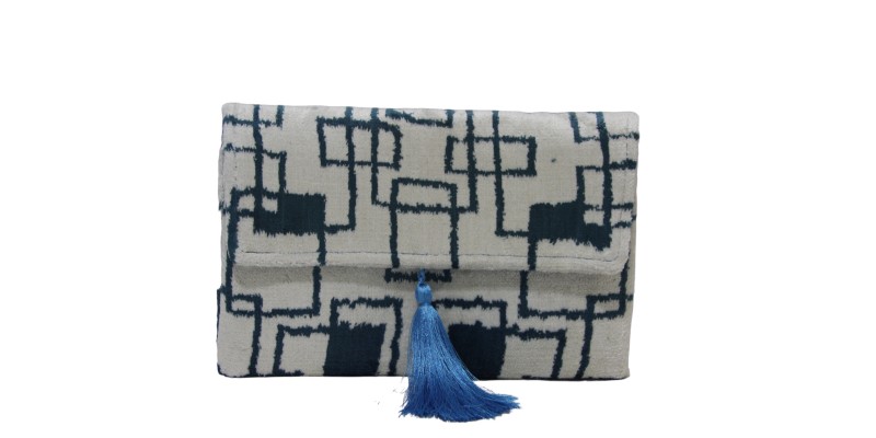 Handcrafted velvet bags that blend color, texture, and timeless elegance. Each piece is made to stand out — as unique as you are.