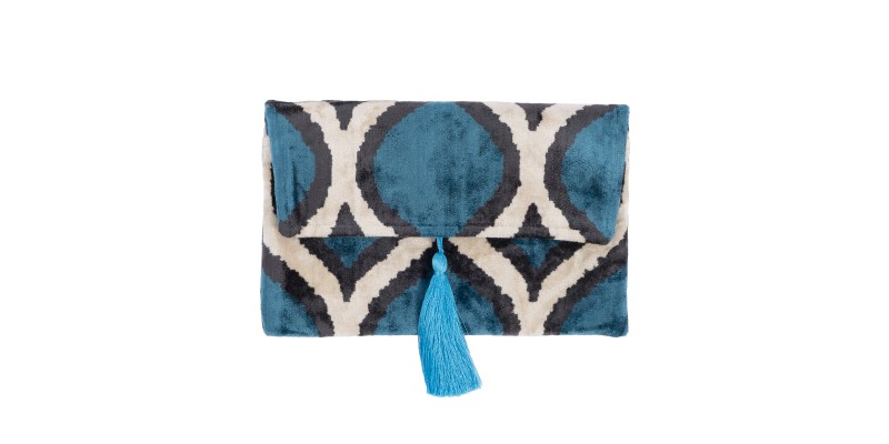 Handcrafted velvet bags that blend color, texture, and timeless elegance. Each piece is made to stand out — as unique as you are.