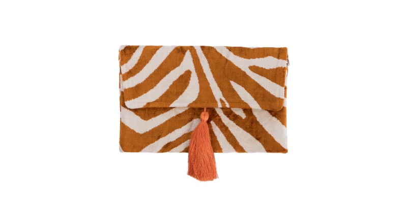 Handcrafted velvet bags that blend color, texture, and timeless elegance. Each piece is made to stand out — as unique as you are.