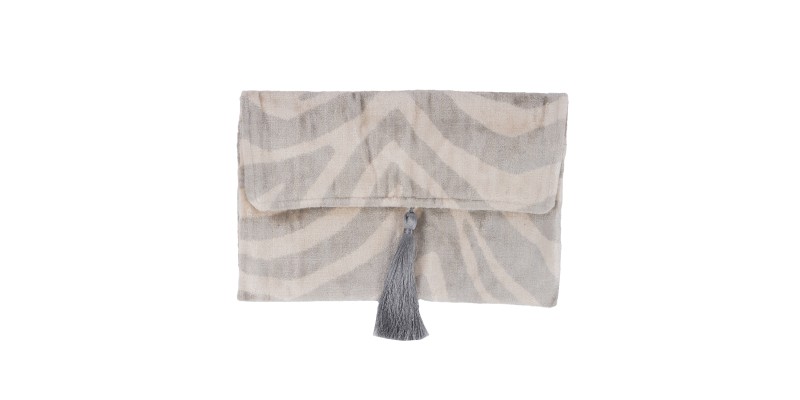 Handcrafted velvet bags that blend color, texture, and timeless elegance. Each piece is made to stand out — as unique as you are.