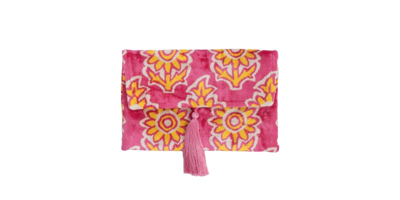 Handcrafted velvet bags that blend color, texture, and timeless elegance. Each piece is made to stand out — as unique as you are.