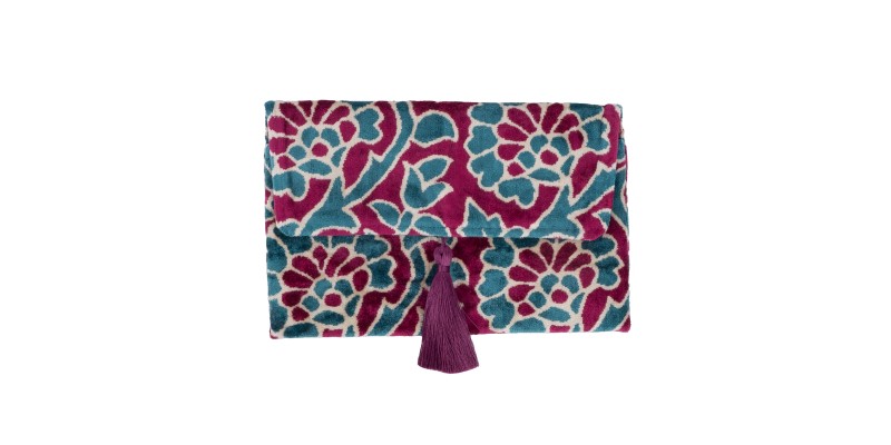 Handcrafted velvet bags that blend color, texture, and timeless elegance. Each piece is made to stand out — as unique as you are.