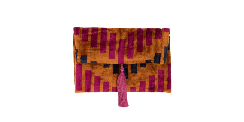 Handcrafted velvet bags that blend color, texture, and timeless elegance. Each piece is made to stand out — as unique as you are.